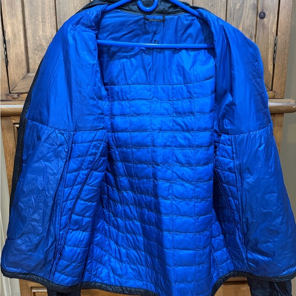 The North Face Men's Thermoball Blue full zip Jacket with Blue zipper and Logo - Picture 3 of 6